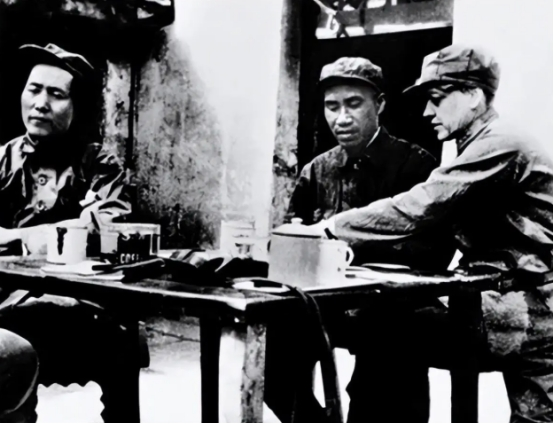 1937年，李德以不适应延安生活为由欲返苏联，毛主席劝他：“苏联正搞大清洗，此