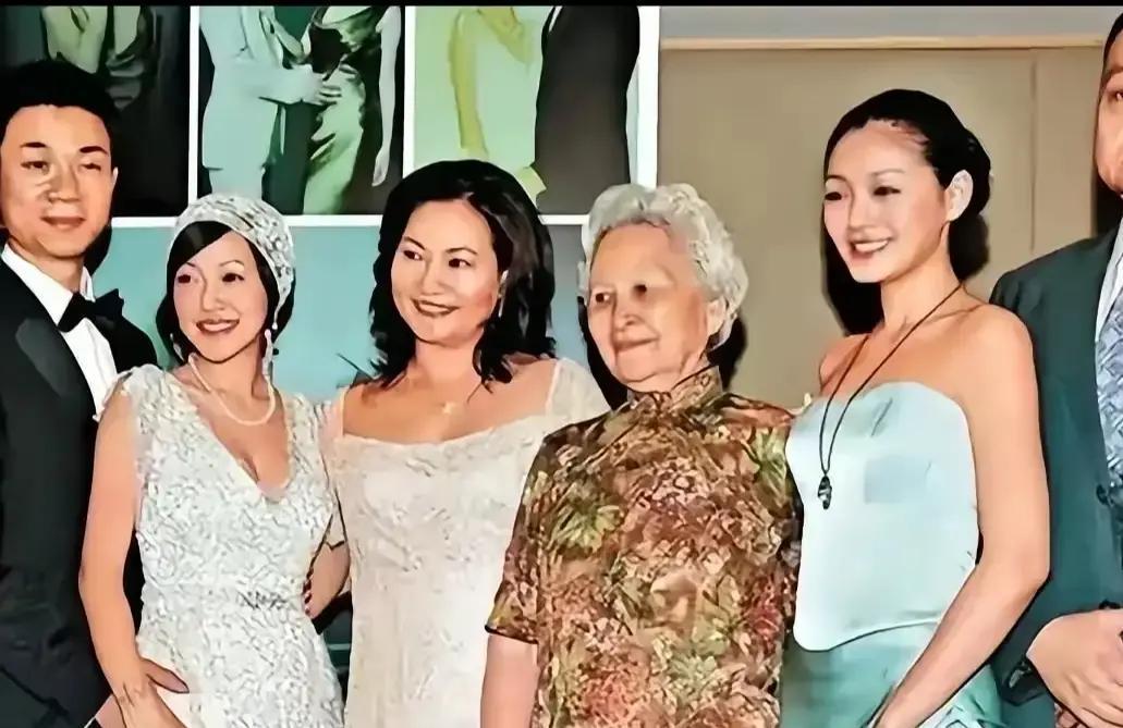 真正的狠人，是小S。大S用决绝换头条，小S用沉默换资产。你看大S每次婚恋都