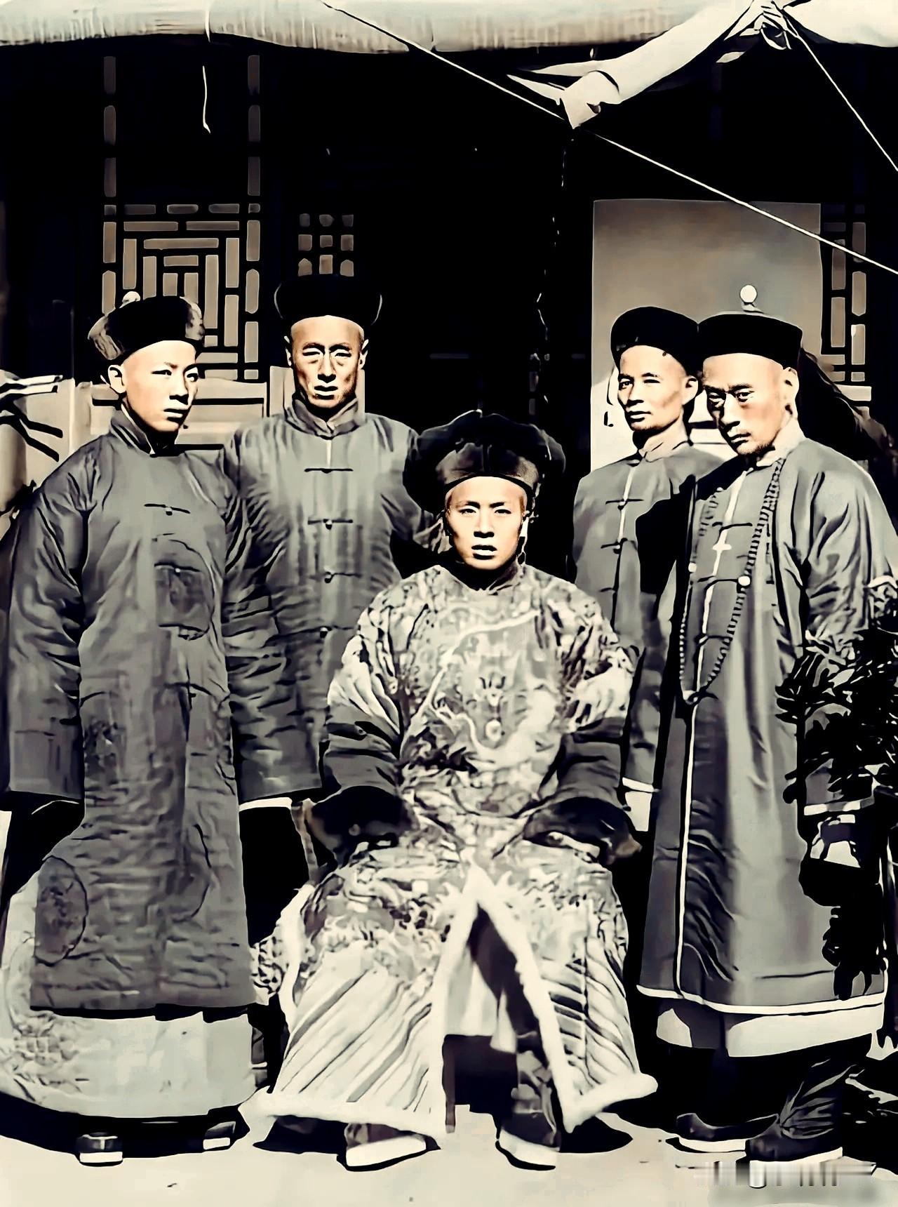 这便是晚清大内高手的真实模样，大家瞧瞧呗！这绝非演戏，也并非影视剧中的演员，而是