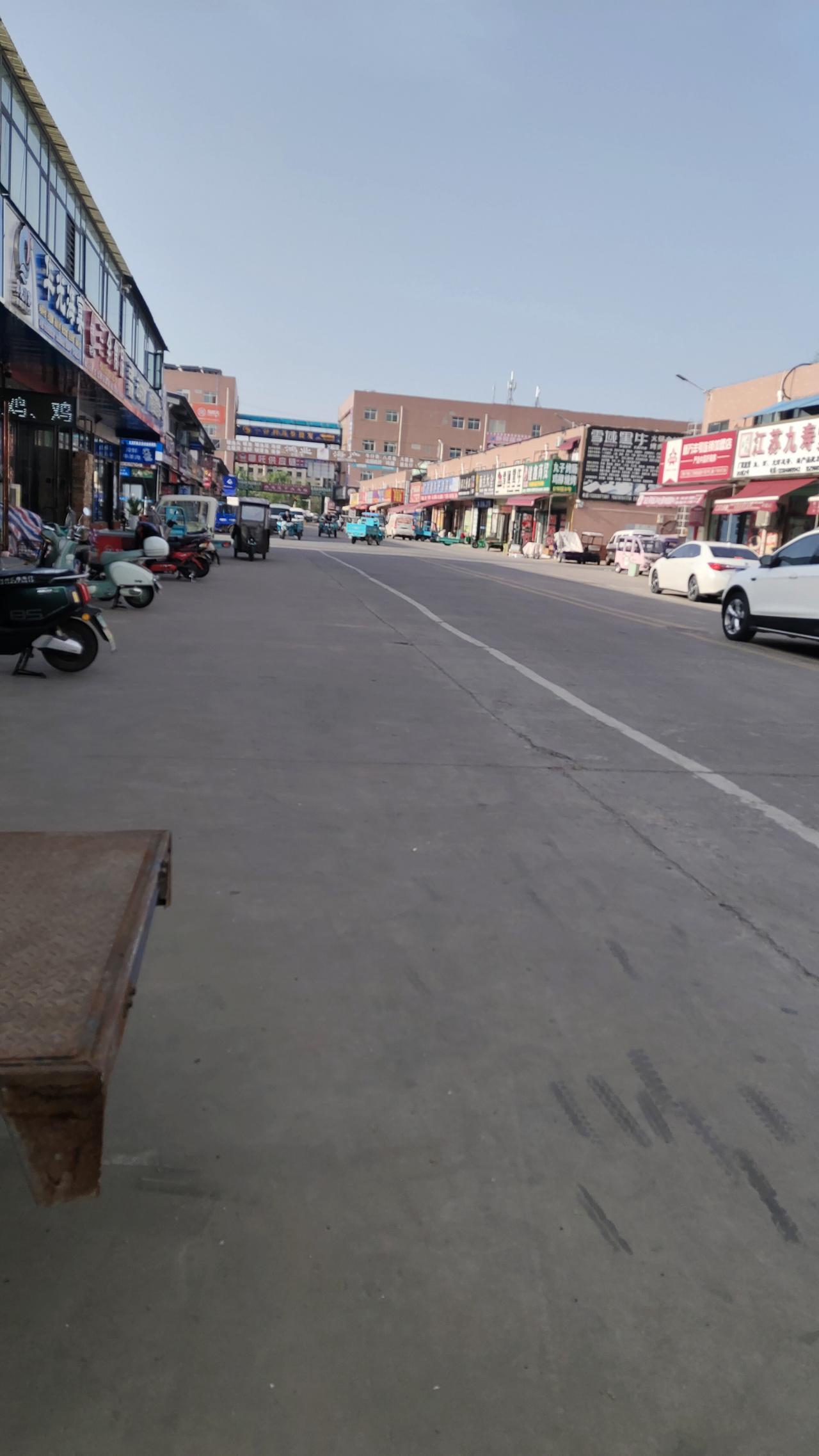 现在的郑州万邦批发市场，是你想象不到的冷清。戴口罩那段时间，能撑的实体店都在硬