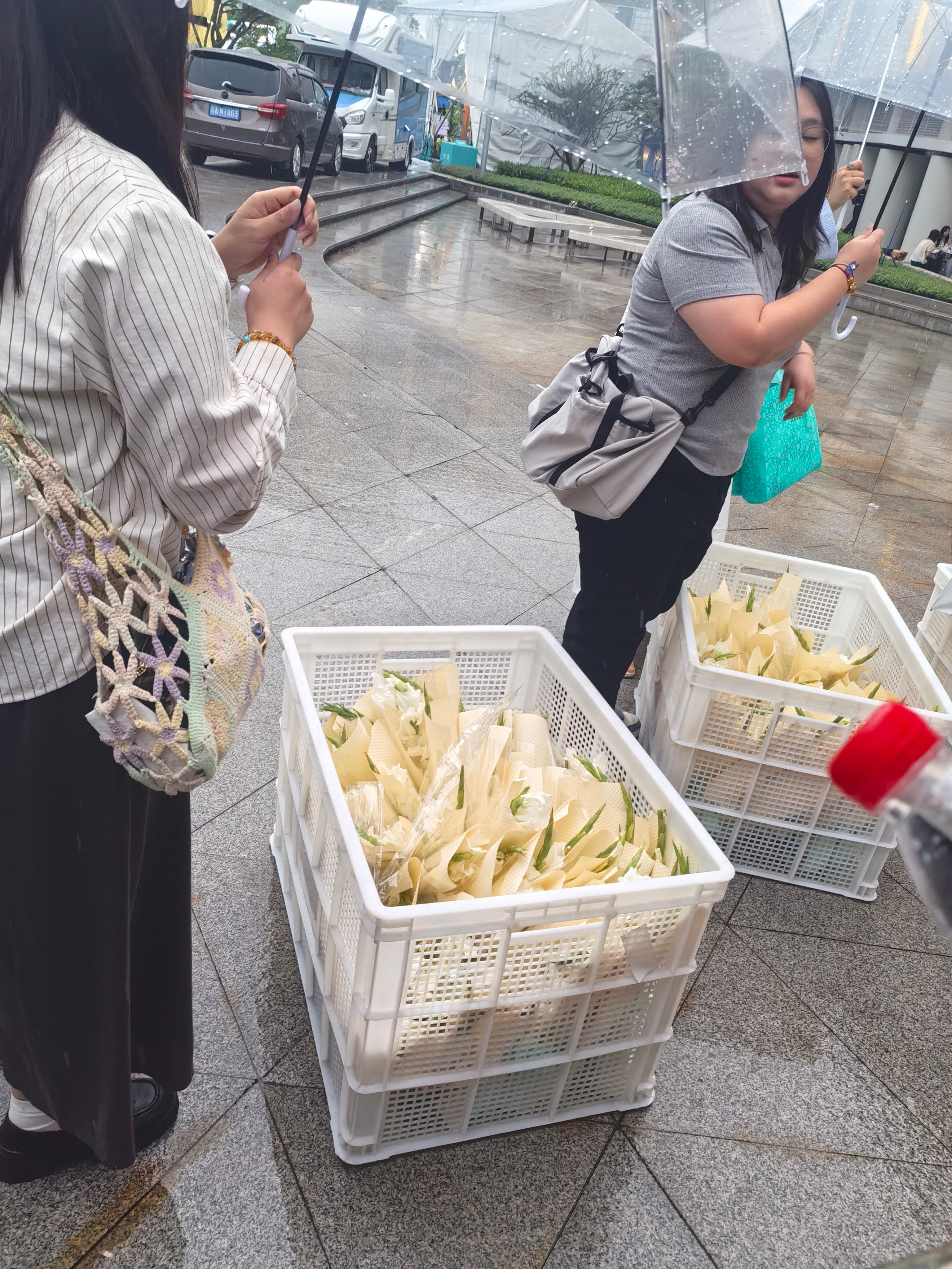 不知道是主办方还是兰迪那边，又给我们送水，广州下雨了还给我们送伞🥺真好真好