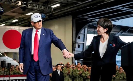 日本民众傻眼了!如果说日本首相和特朗普手拉手还可以理解,那么特朗普搂住她是什么意