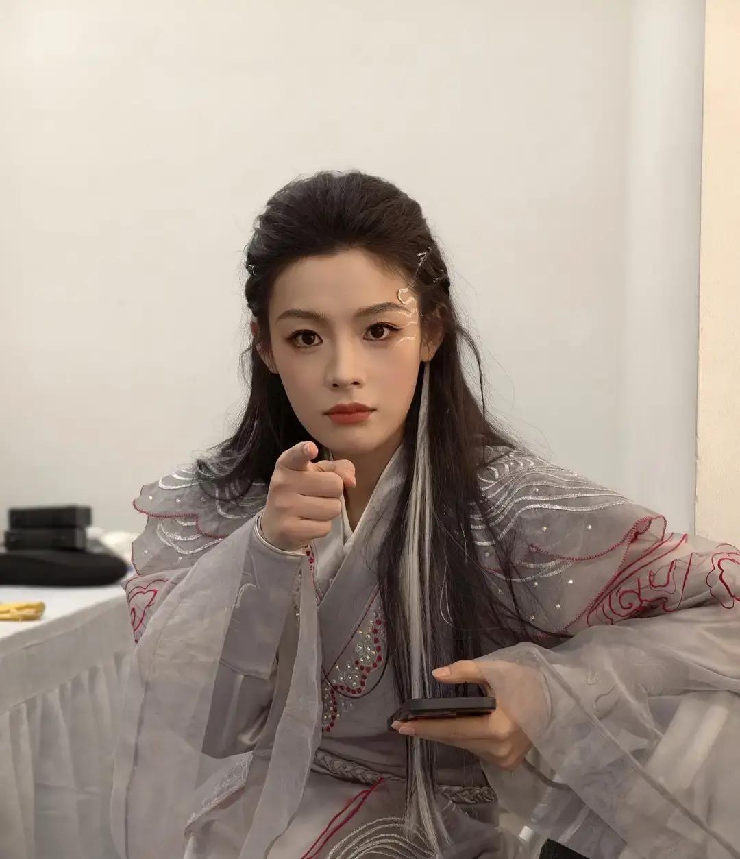 吴京新戏《镖人》把越剧演员陈丽君逼疯了。11天拍32场戏，18场还是高空坠马