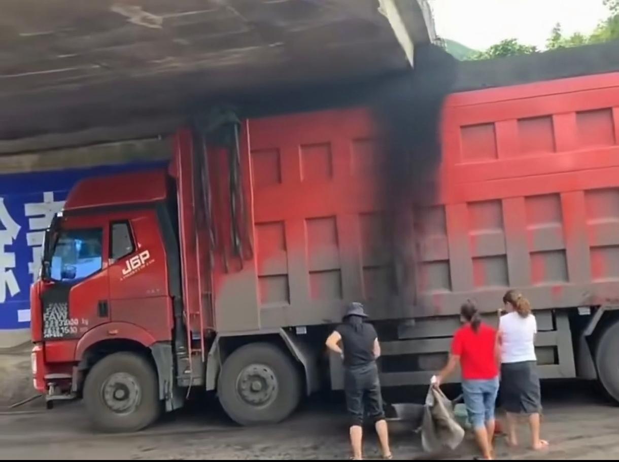 原来如此啊！装煤的大卡车司机明知道装的太满经过限高桥面时会撒出很多，但他仍旧装的