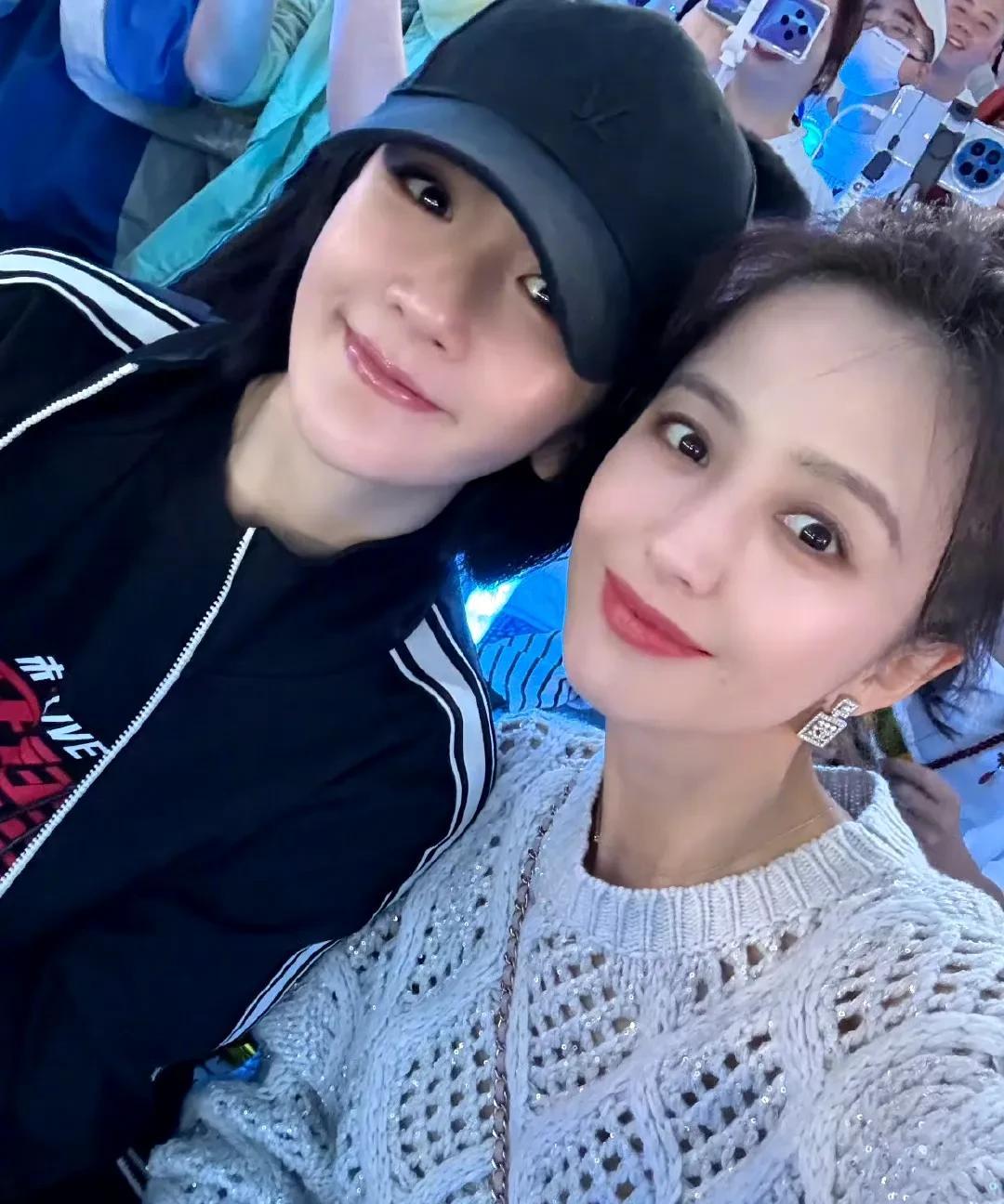 佟丽娅谈张杰演唱会，第一次在鸟巢蹦迪的体验超嗨！5月11日上午，佟丽娅在社交媒