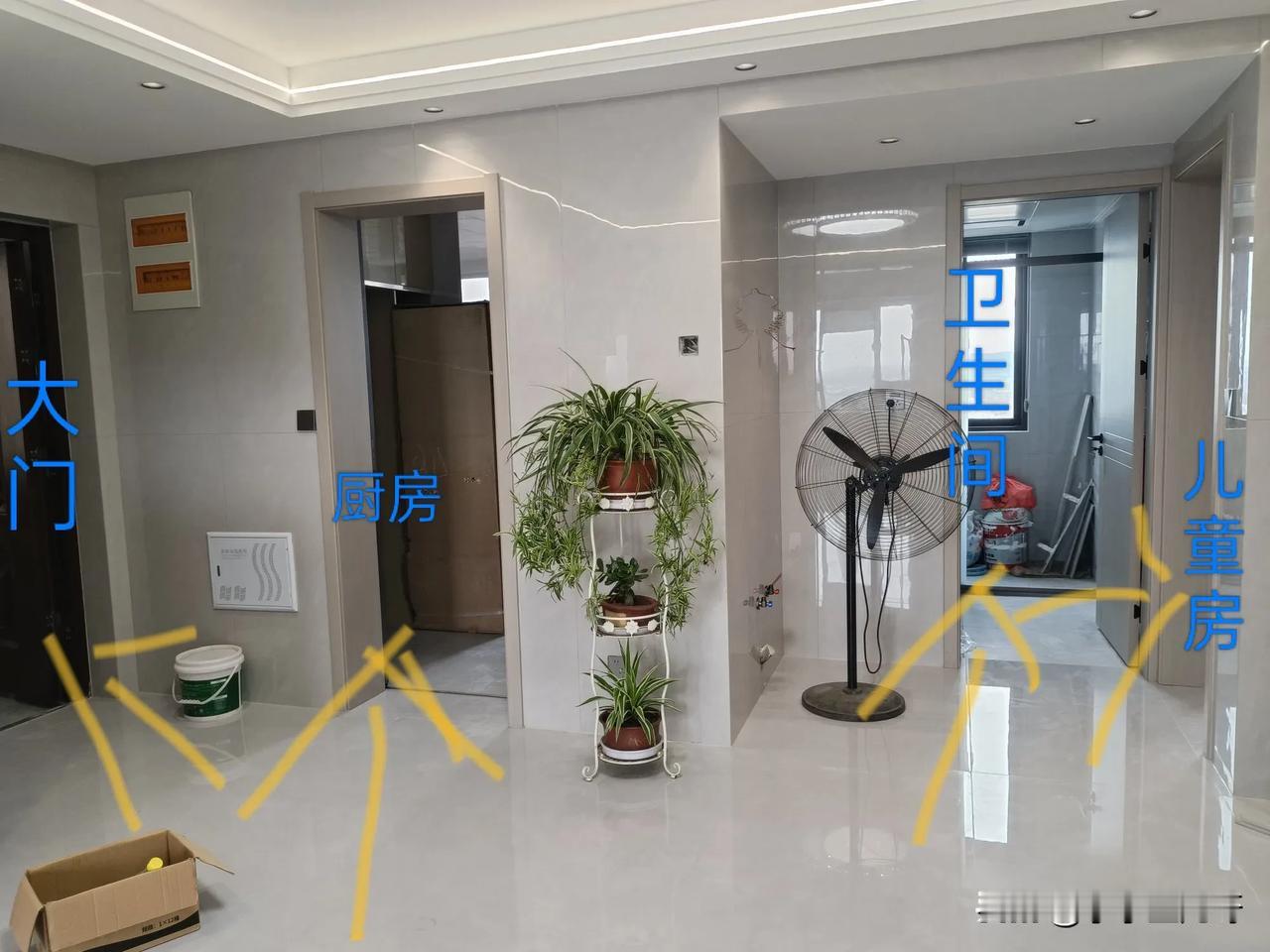 我家的新房差不离儿装修完喽。一进门，旁边就戳着个鞋柜，正对面呢则立着个酒柜。