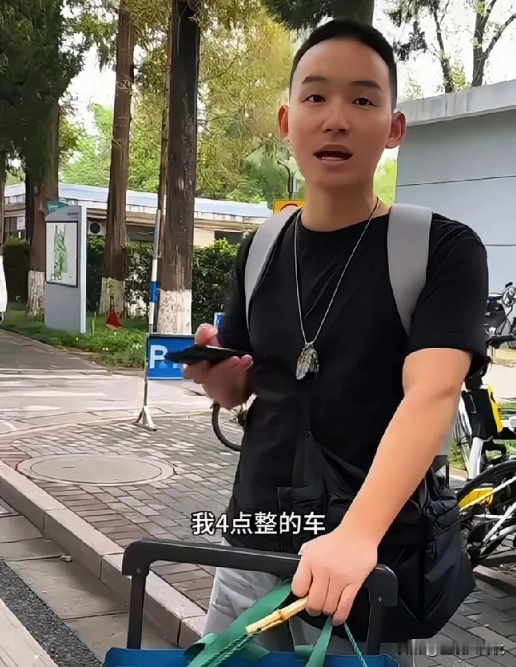 又有好戏看了，谢浩男今天放假回来了，就是不知道今天谁会去接济，有网友说，让