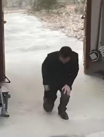 一位97岁的父亲听说小女婿去世了，担心自己73岁的小女儿，就硬要孙子开车带自己去