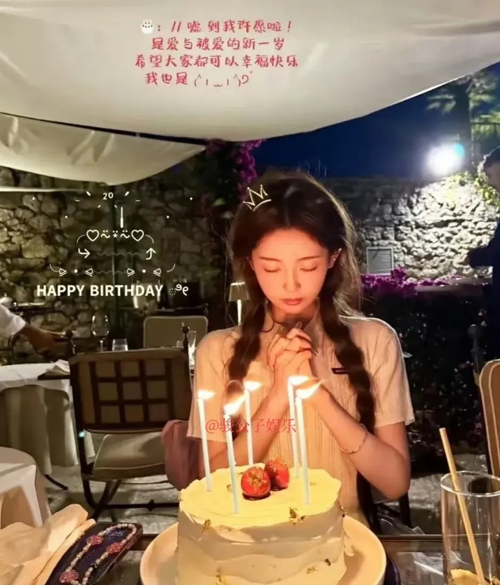王思聪的女友晒出了生日照片，王思聪还亲自为她拍照，两人合照十分甜蜜！从种种细节来