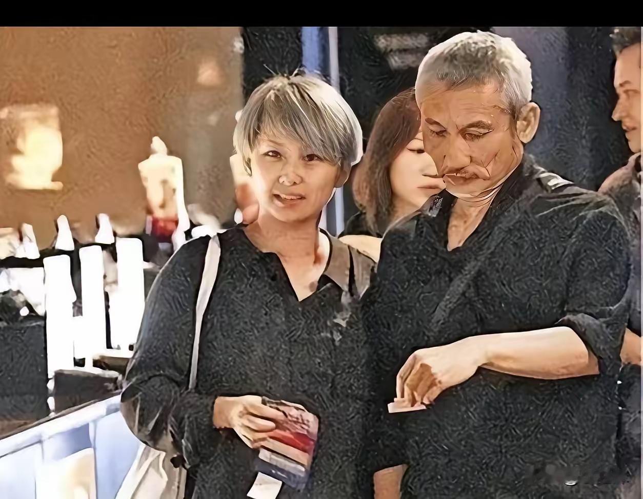 75岁的施南生走了，她的前夫徐克，还有徐克的现任妻子乐乐，一起重新被提起。说