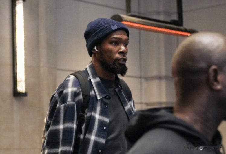 牵制力！申京谈老大哥杜兰特：“KD，只要他站在场上，对手就必须重视他。”