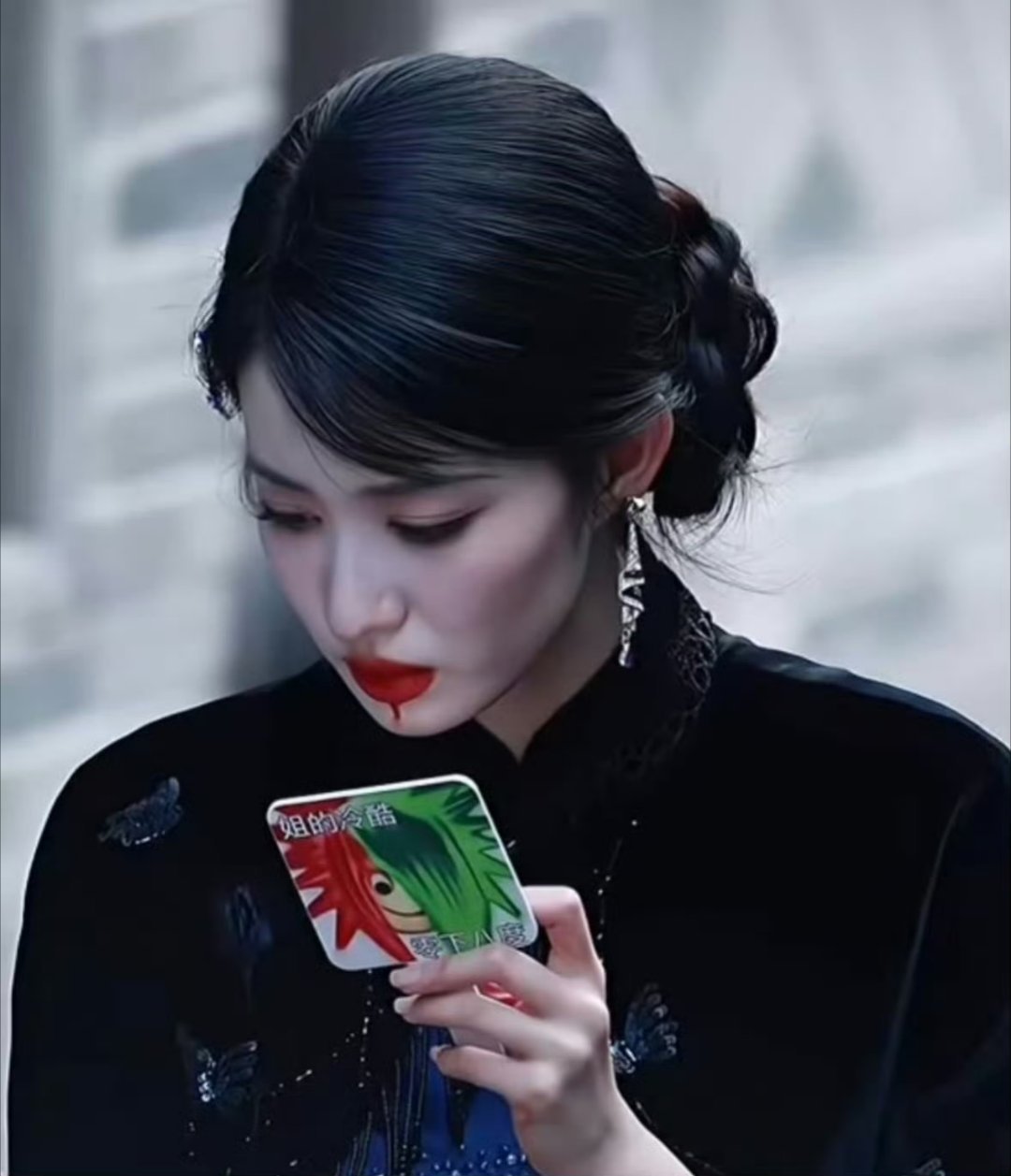 王楚然是每天都在买新的丑镜子吗一面镜子引发全网围观，折射出大众对明星日常生活细节