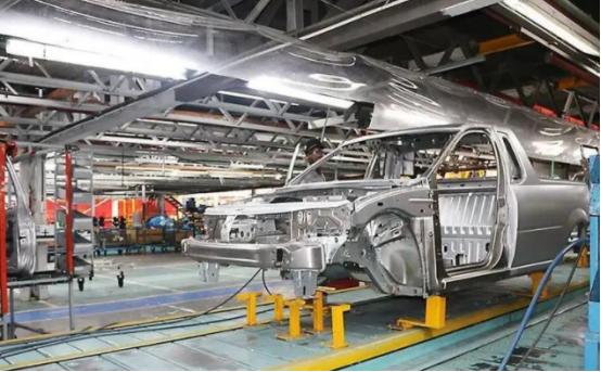 日本媒体自己都坐不住了，直接用了个词儿：“给敌人送盐”说的就是日产汽车把南非干