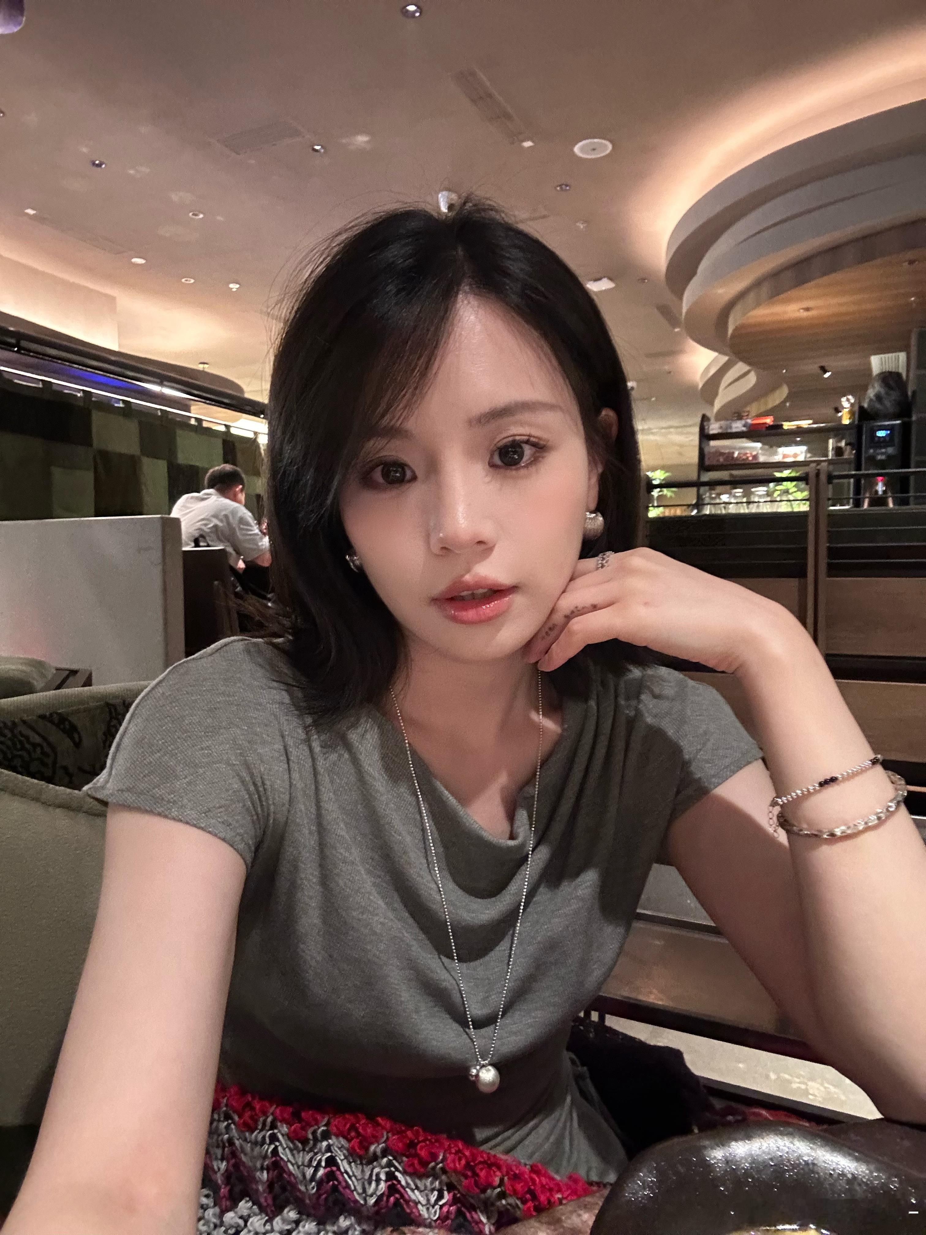 最近搞笑视频发多了怕你们忘记我本来的样子[吐舌头眯眼睛笑]这几天出门不知道穿啥就直接穿这套