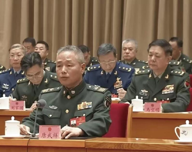 主席台上全是将军，唯独他肩章最特别，为啥是他站前排？唐武祥，一级军士长，19