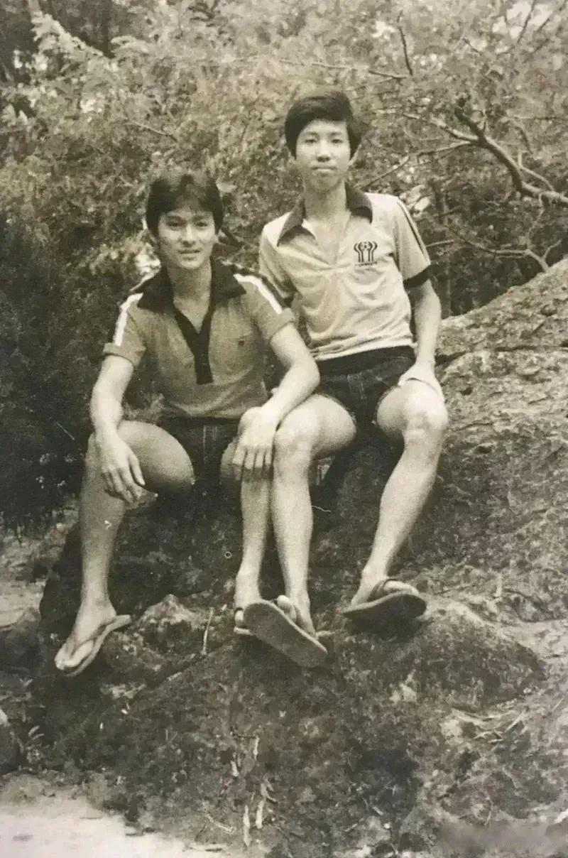 刘德华年轻时期与同学的合影，他那个时候就这么帅气了，在学校一定有许多女孩子倒追他