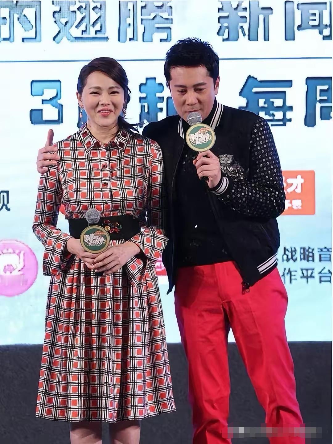 伊能静和蔡国庆同框两人看起来都很上镜。伊能静穿着长袖花连衣裙，笑靥如花的，状