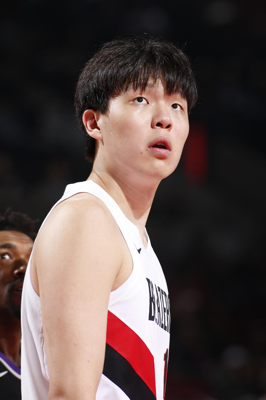 相隔18年后的常规赛首分！杨瀚森NBA正赛首秀5分钟，两罚全中拿下2分，勾手被冒