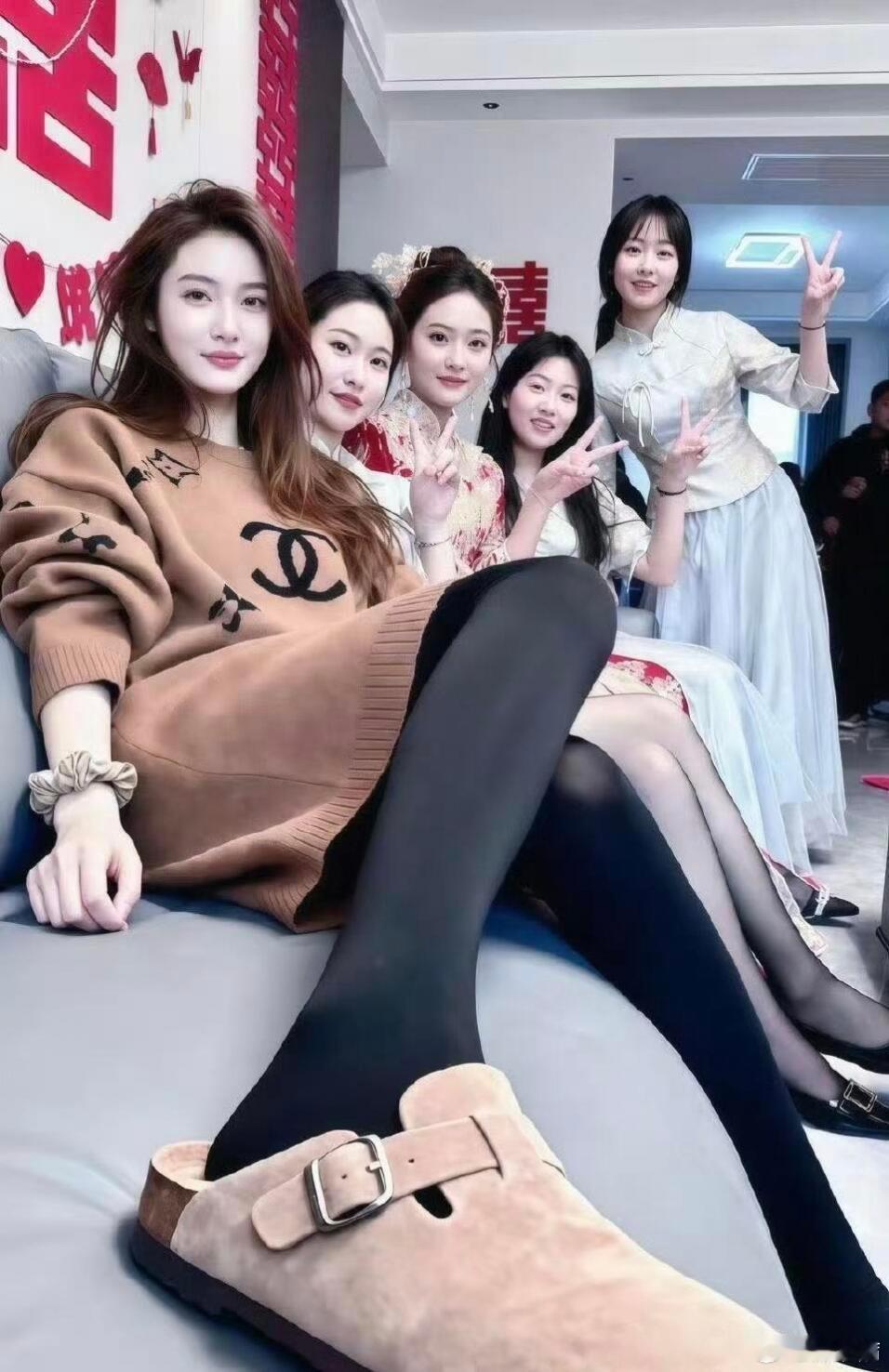 这伴娘的颜值也太高了，让新娘情何以堪？