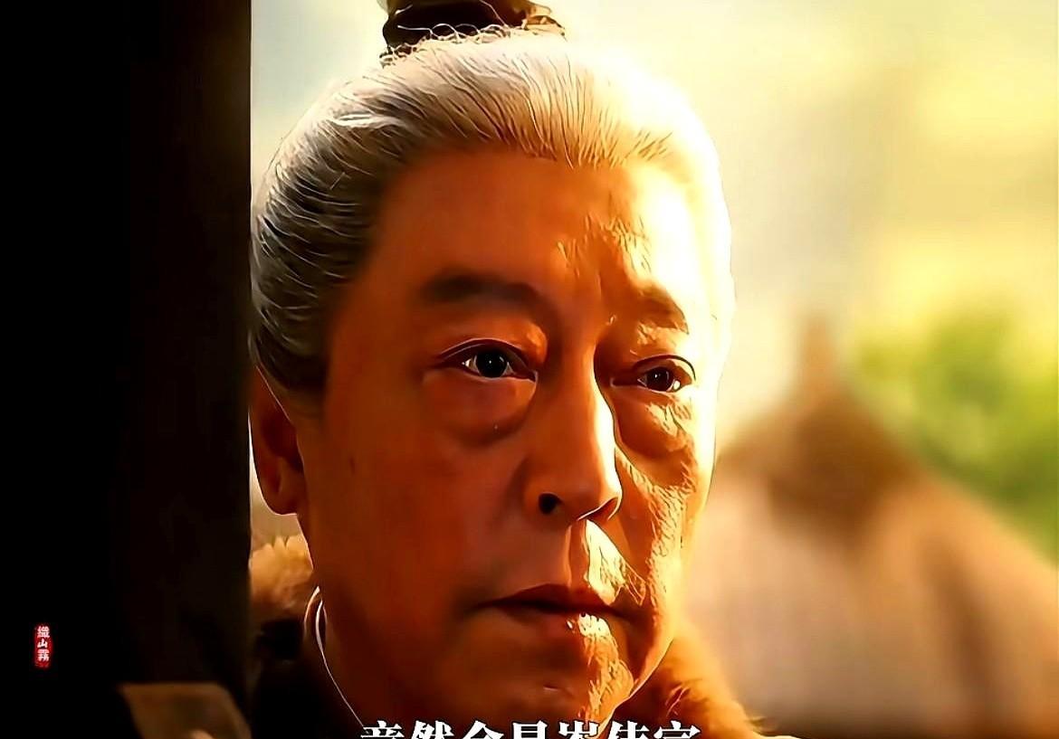 注意看，这个吃了40年咸菜的人，正在用筷子给满朝文武布死局。他当太监那年，成毅