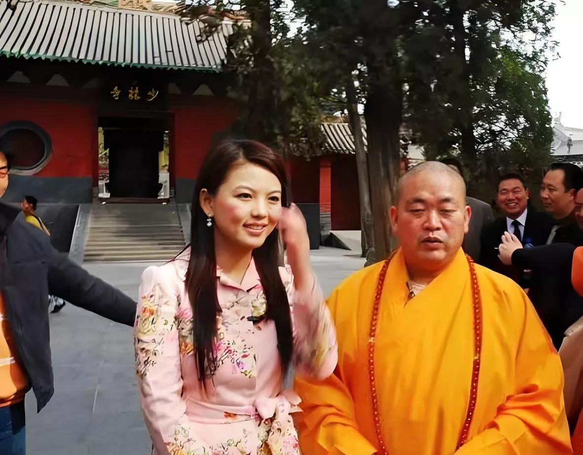 2008年李湘短裙访少林寺，这画面放现在也是热搜。她穿粉色碎花短裙配黑丝，站在