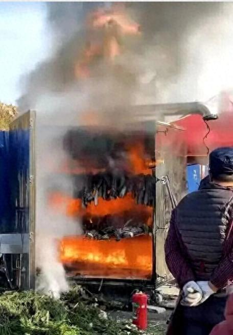 悲剧还是发生了！1月6日，四川南充，8户人家在熏腊肉时，为了快一点，就把数百斤腊