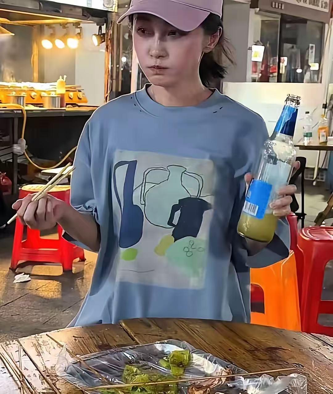 姚笛近况曝光！一个人跑到夜市摊喝啤酒对瓶吹，吐露心声：再也不用怕对面空着半个座位