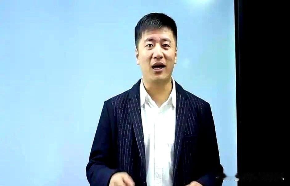 张雪峰说过一个真实的例子特别扎心，有个学人工智能的孩子在老家读了四年书，毕业才发
