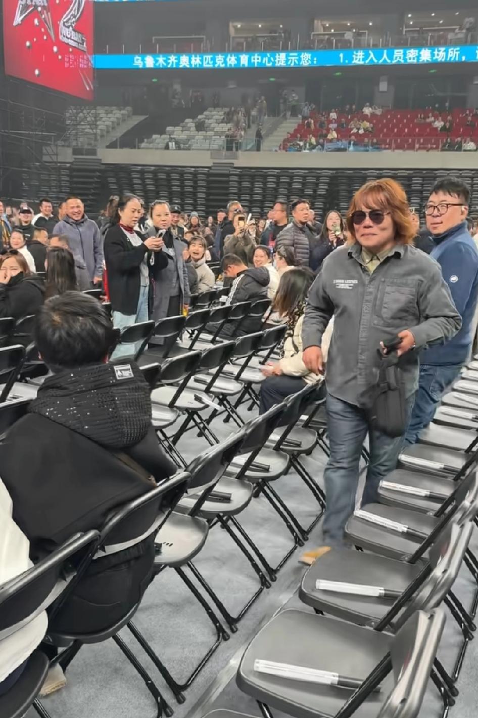 怀疑台上的是替身，真正的伍佰在下面看自己的演唱会，伍佰:你上去，我坐会五百:唱