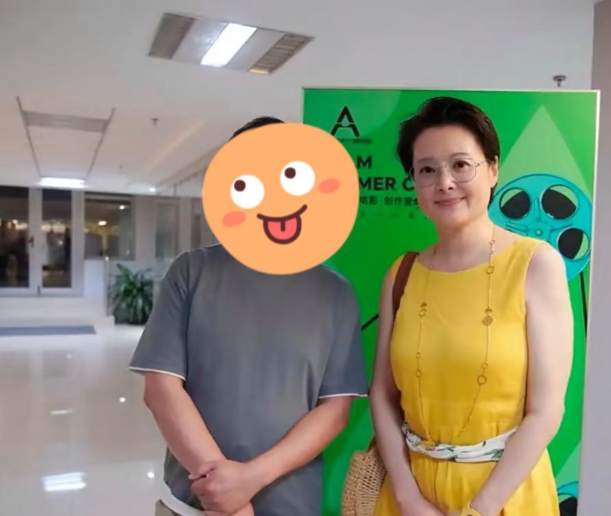 53岁袁立在上海开讲座，她穿着一条黄色长裙，留着短发，身材丰腴，皮肤很白皙，整个
