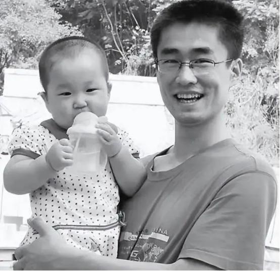 2012年，山东一名军人请假回家，但迟迟不见归队，上级领导打过去电话询问，三岁的