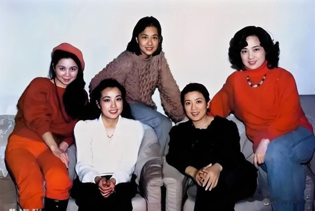 1985年，蔡明、刘晓庆、肖燕、李秀明、张金玲同框的合影，那时候蔡明24岁，刘晓