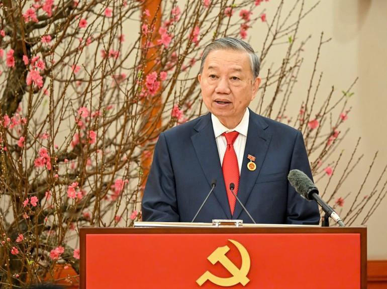 苏林获颁越南45年党龄纪念章，这场授章仪式规格很高！越南“四驾马车”全员出席，仪