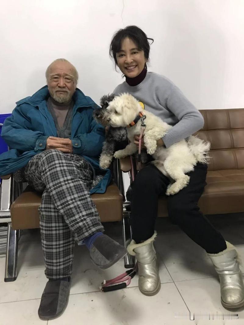 估计很多人都认不出来，李勤勤旁边坐着的那位老人是谁了吧？他不仅是一位德艺双馨