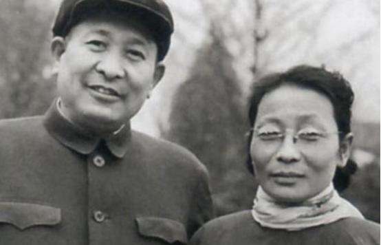 1947年，华野政治部副主任钟期光外出途中，遭到六纵几名伤员无故围打，六纵司令员