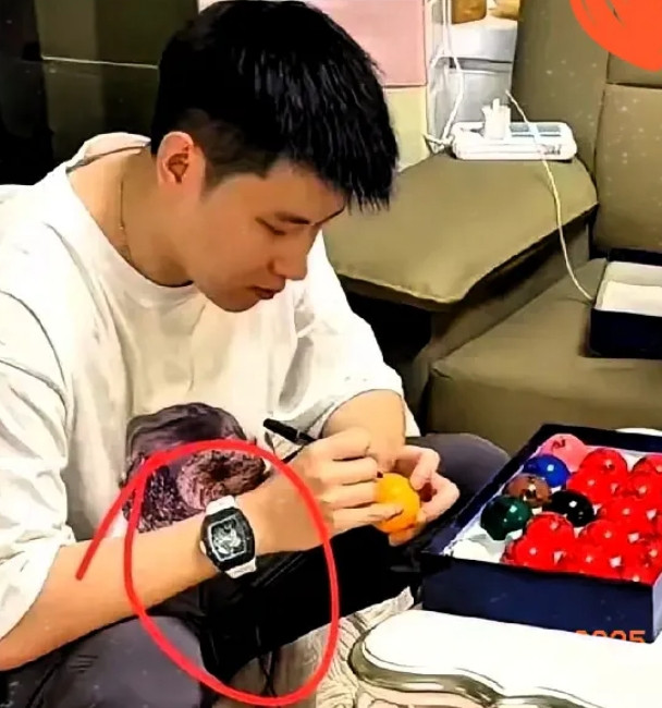 赵心童拥有的资产惊呆普通人。从赛事奖金来看，他斩获世锦赛冠军，奖金约460