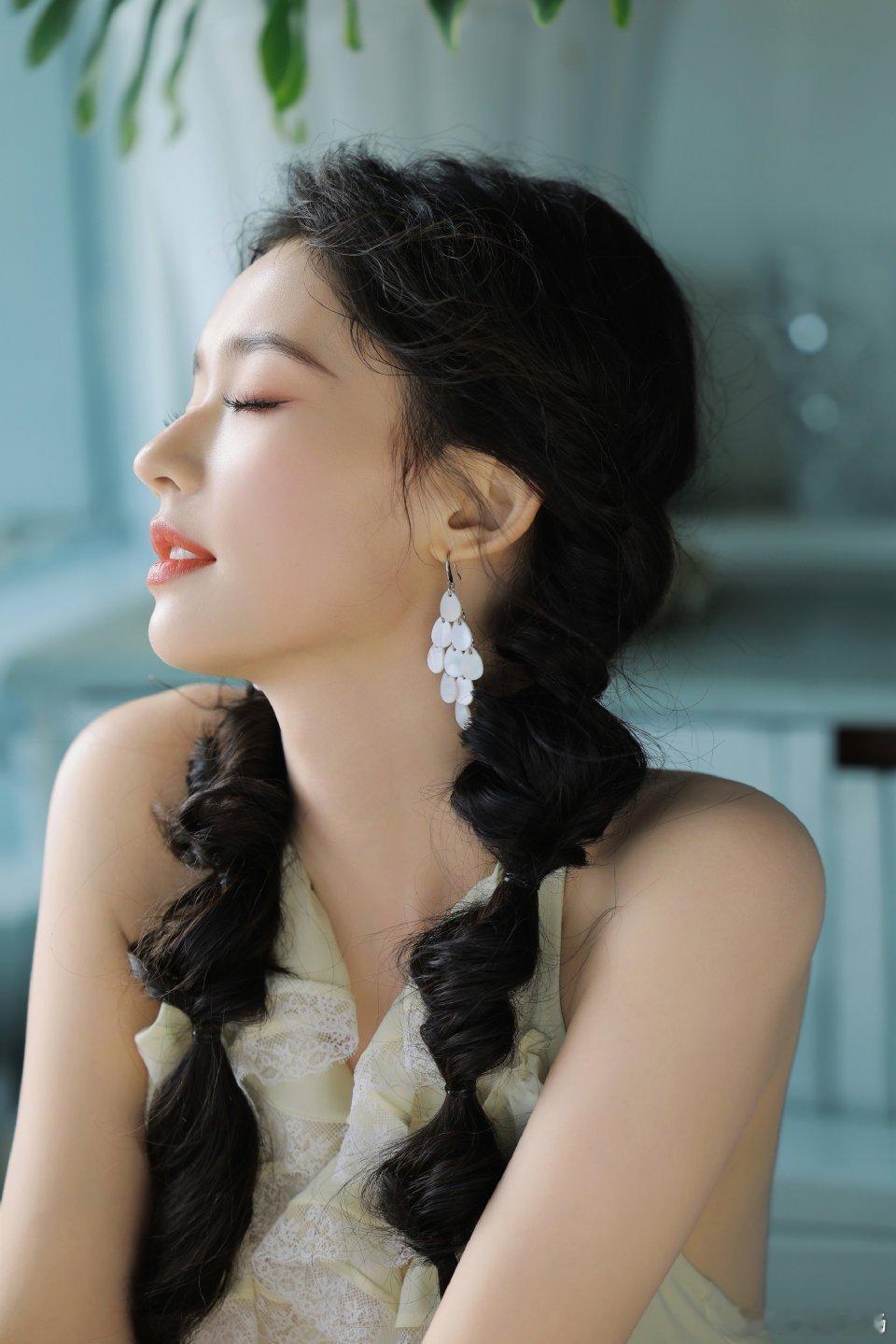 林允不用船票我直接跟你走林允姐姐的双麻花辫，简直是浪漫的代名词！我站她，我追她~