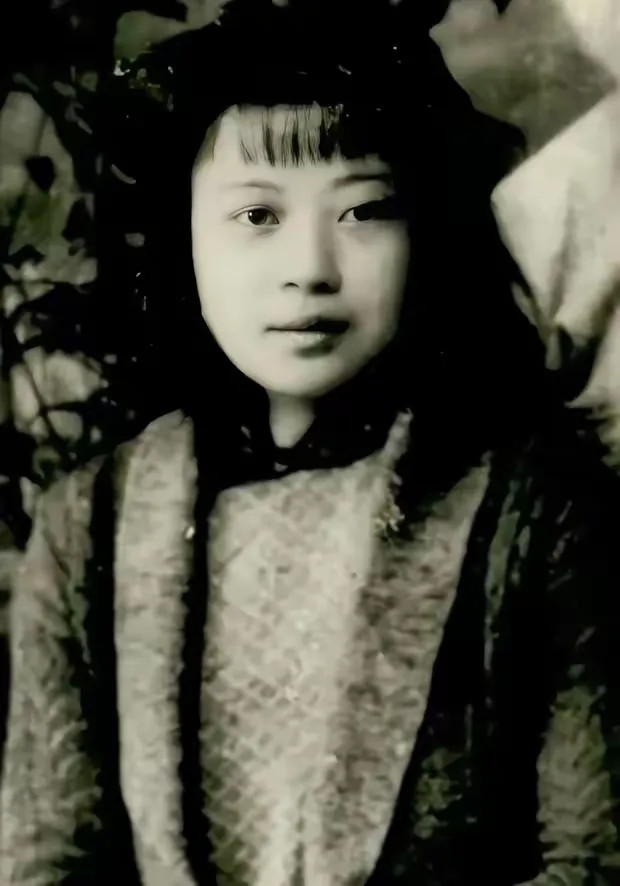 1945年，日军轮奸了黄美英，紧接着在她的下身灌入辣椒水，割去了她的双眼和双乳。
