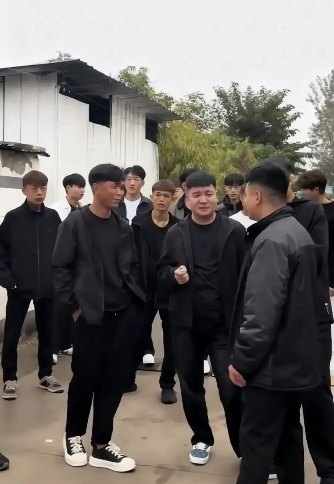 农村90后光棍问题让我想到表哥。他今年三十七，家里土墙房，种地加打零工，一年攒