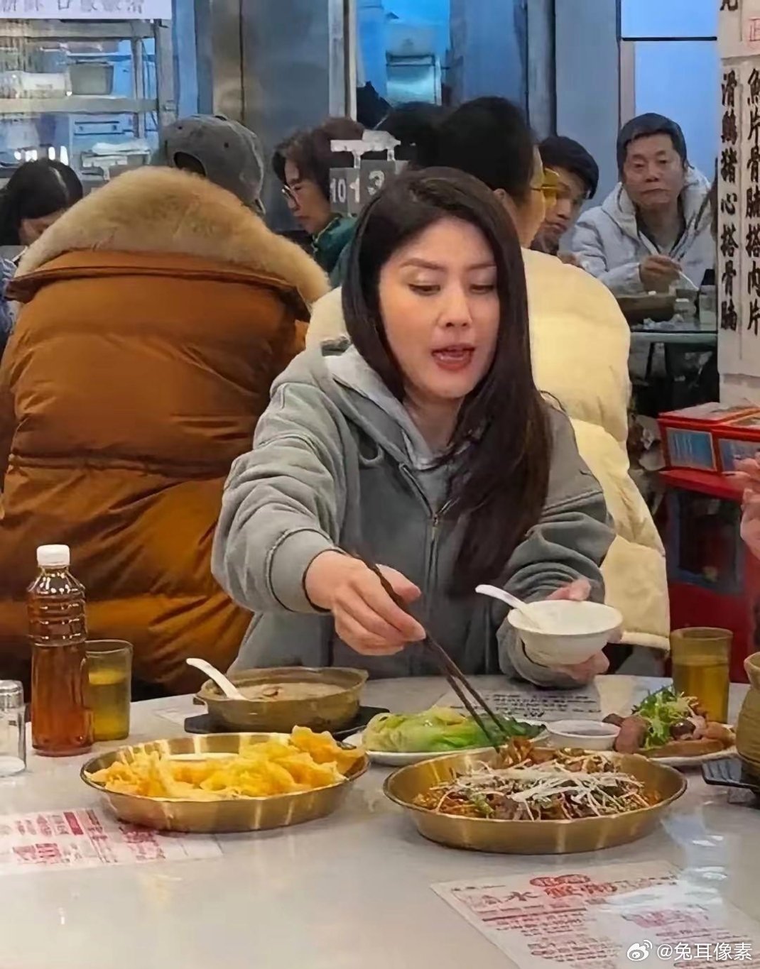 原来陈慧琳也吃大排档，太真性情了​​​