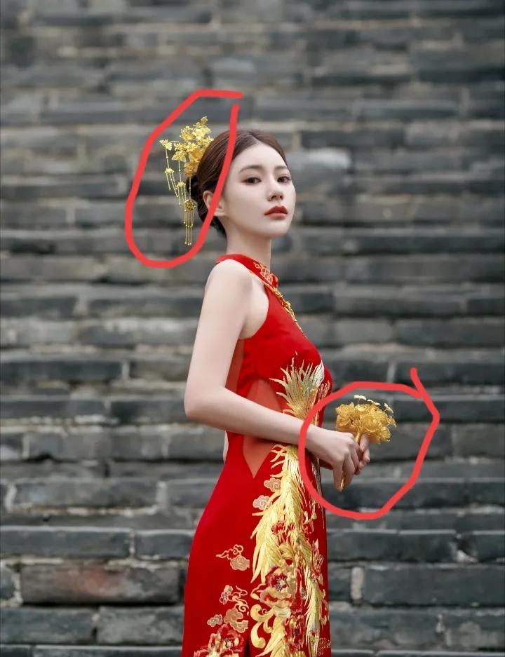 小梅一身130多克黄金金釵，手捧一对黄金金花。礼服是11.3万的Dior大红礼