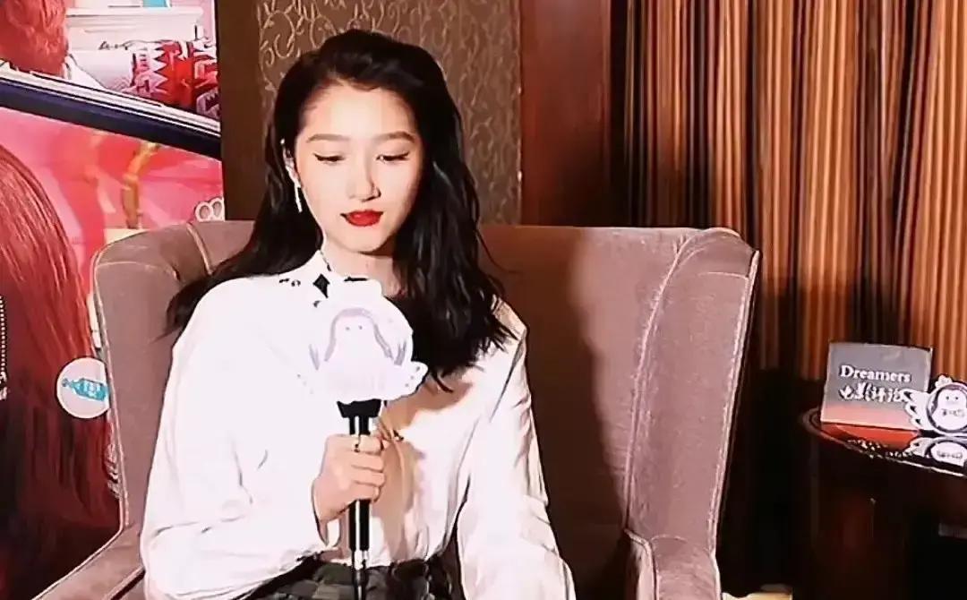 清宫照翻车，关晓彤第1天就被骂瓜尔佳后人只剩两百，她穿龙袍拍照，网友直接炸