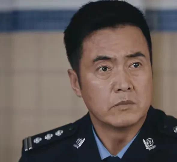 《利剑玫瑰》内鬼出现了，他不是肖局，也不是老尹，更不是佳佳。这个人有可能就是