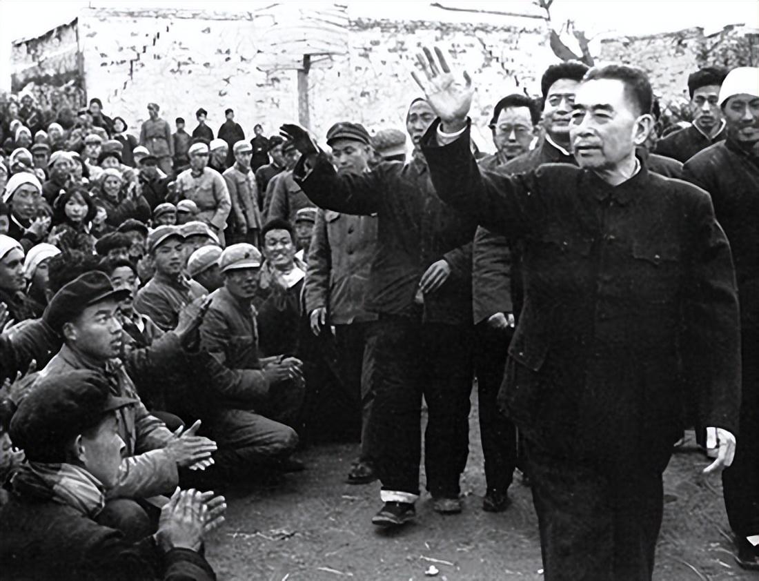 毛主席为何没参加周总理追悼会？华国锋说出实情：这没什么隐瞒的1976年1月1