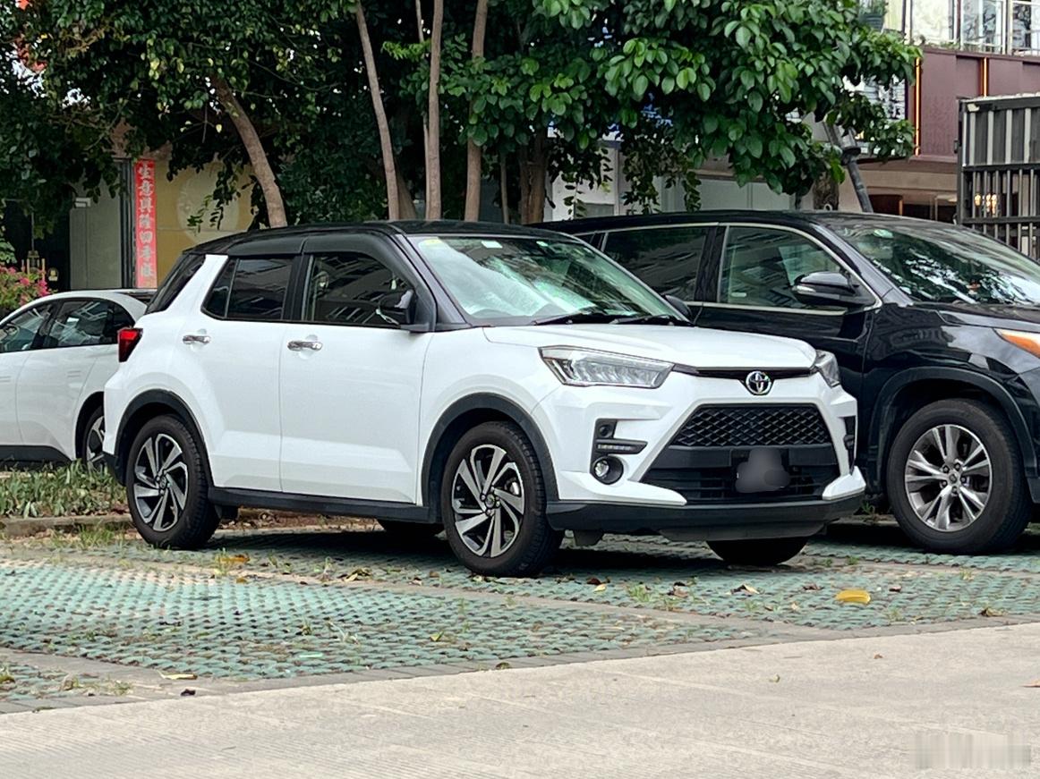发现了一台RAV4的弟弟Raize，不到4米的微型SUV，出自大发的DNGA架构