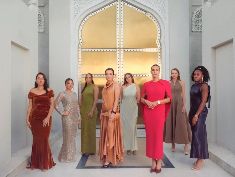 WTA年终总决赛合影2025年和2024年对比!1、换了两位新球员,阿尼西莫娃