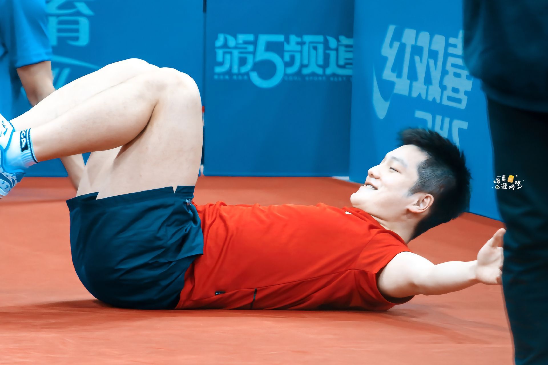 一组樊振东原地热身动作还有一枚小可爱​​​