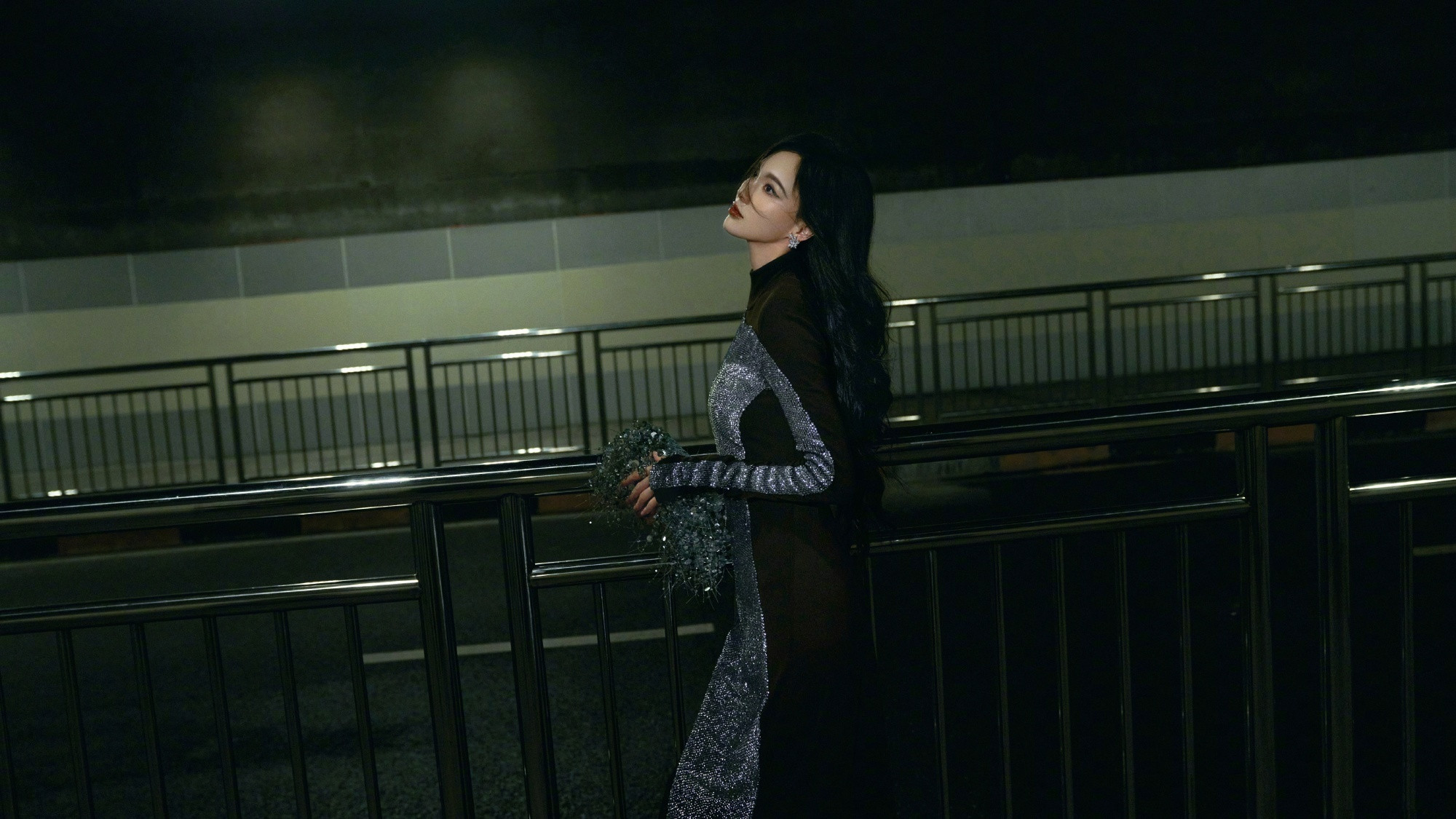 唐嫣闪亮黑裙穿搭，明艳照人的“汪小姐”带着繁花而来​​​