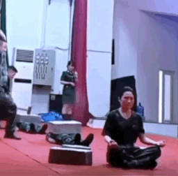 兄弟别砸了他可能真的不知道