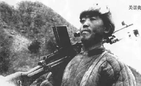 1951年，美战机在我志愿军面前，超低空飞行，肆意挑衅。小战士关崇贵气愤不过，举